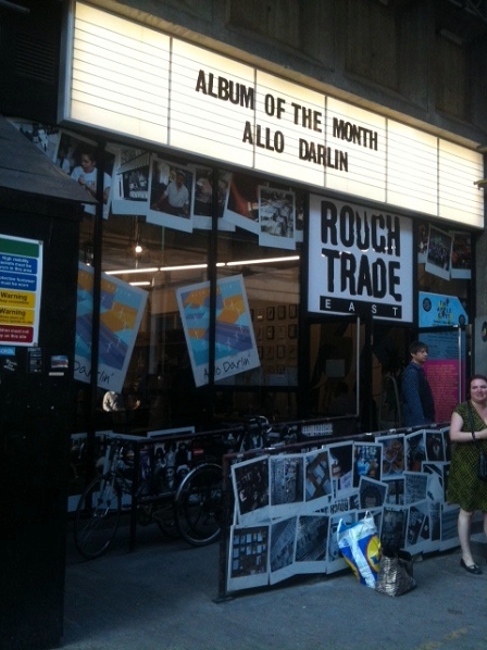 © Robert Rotifer Allo Darlin Deko "Album of the Month" am Eingang zum Rough Trade Shop